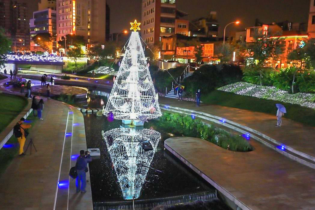 台中景點推薦【台中柳川】全台首座9米水中聖誕樹